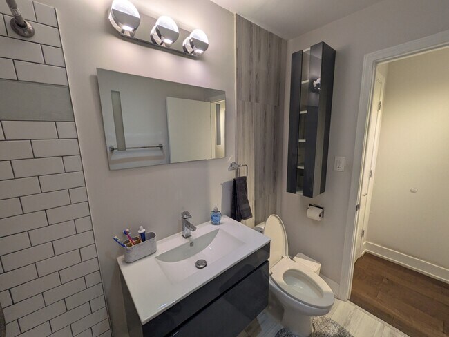 Building Photo - Newly Renovated 1-Bedroom Condo in the Hea...