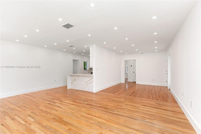 Building Photo - 6731 SW 33rd St