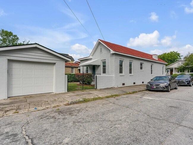 Building Photo - 365 Huger St