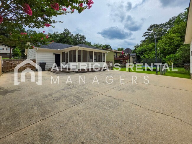 Building Photo - DEPOSIT PENDING! Newly Renovated and Ready for Move In!
