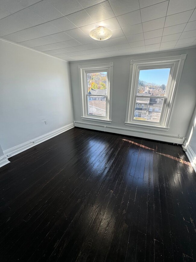 Building Photo - THREE BEDROOM End of ROW near Casino and L...