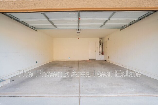 Building Photo - 44415 W Knauss Dr