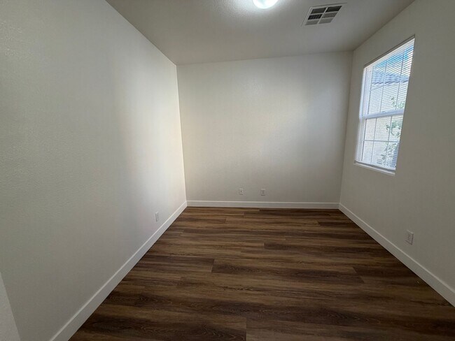 Building Photo - Discover a refreshed 4-bedroom, 2.5-bath home in Las Vegas 89149