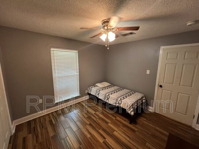 Building Photo - 1944 W Marsden Pl