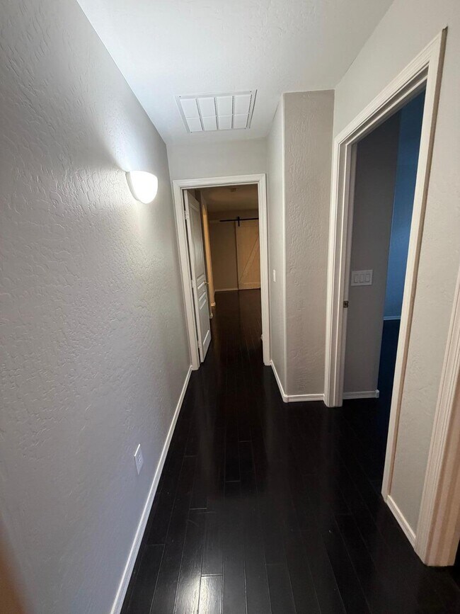 Building Photo - 1945 E Aloe Pl