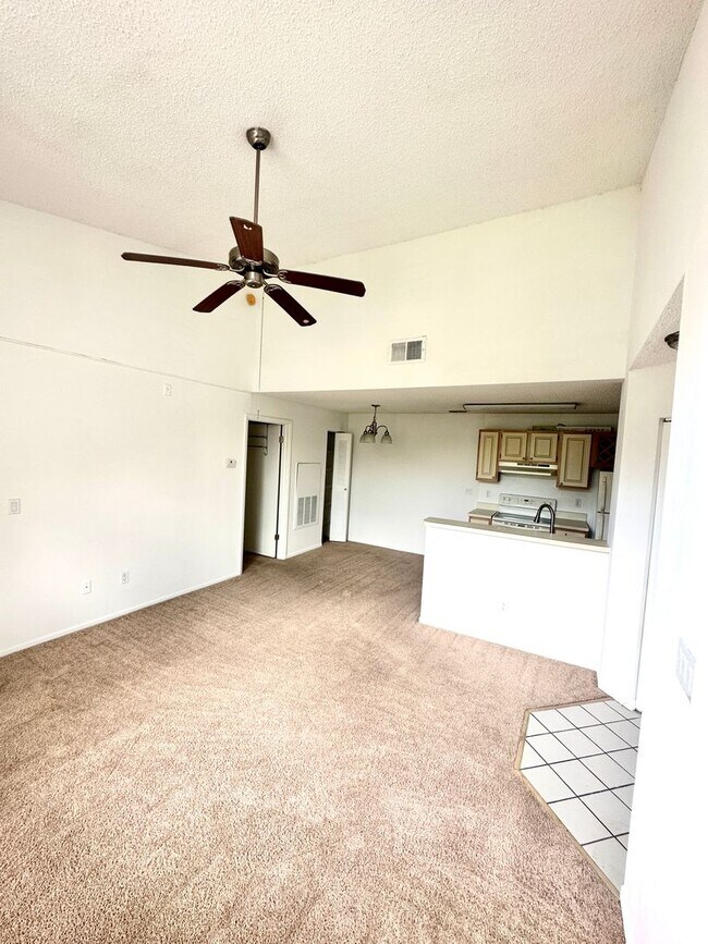 Building Photo - Beautiful 1 bed 1 bath condo in pristine l...