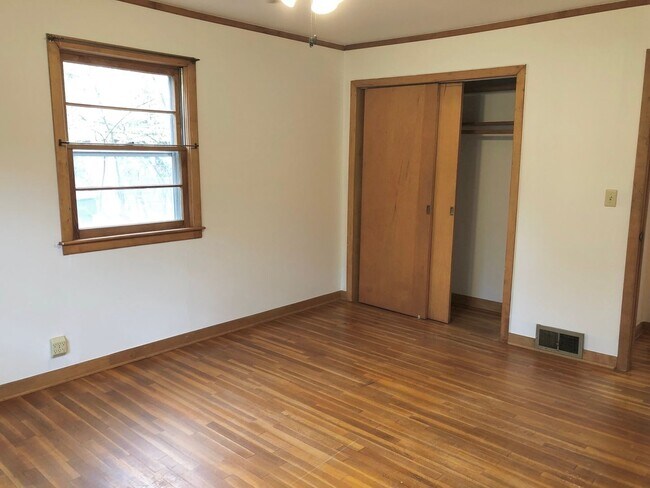 Building Photo - 3 bedroom, 2 Bath House Near University of...