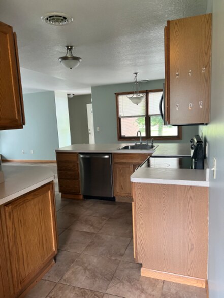 Building Photo - 262 Meadowbrook Ave