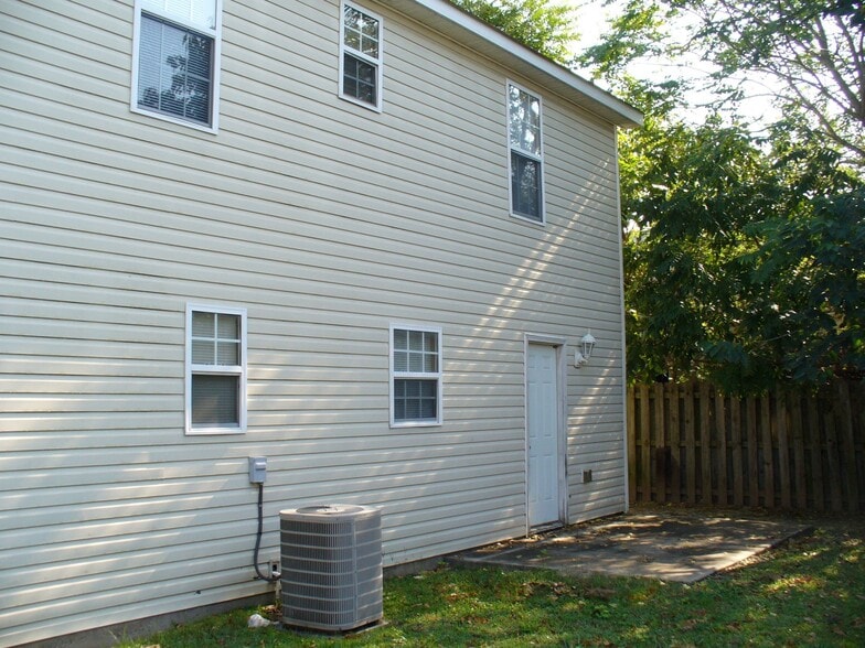 Building Photo - 734 Hopkins St