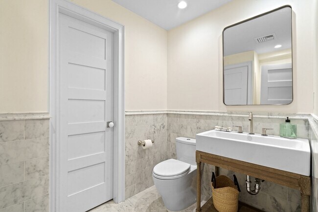 Building Photo - 57 Monmouth St