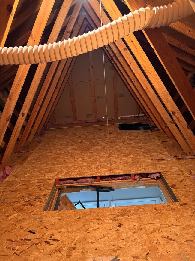 Building Photo - 2 Bedroom || 1.5 Bathroom Townhouse