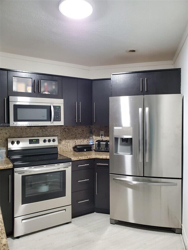 Building Photo - 9443 Fontainebleau Blvd
