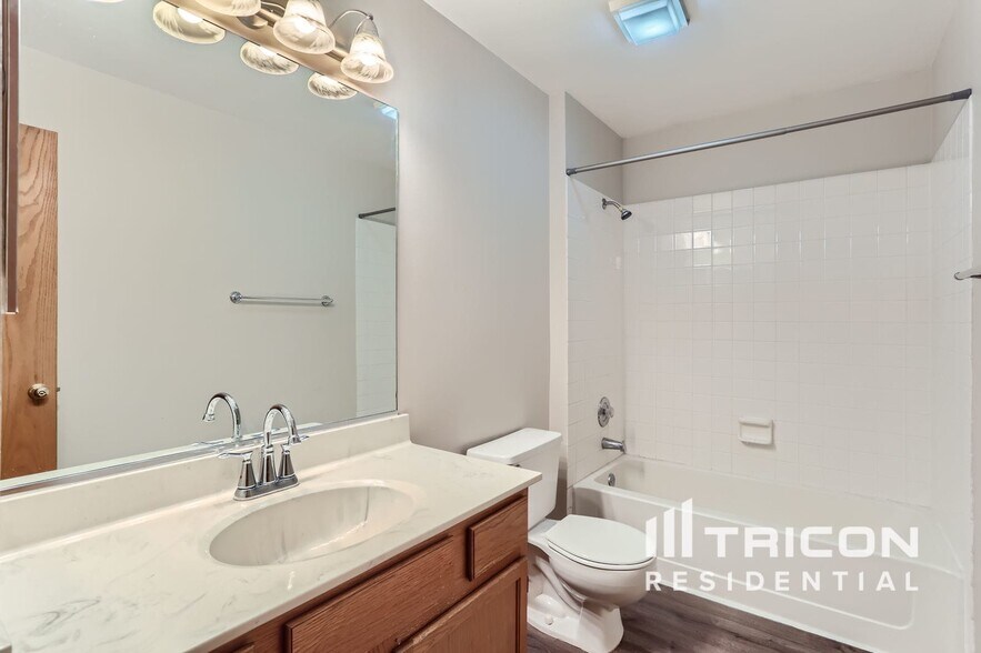 Building Photo - 924 Deer Trail Dr