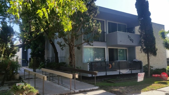 Building Photo - 7742 Paseo Del Rey