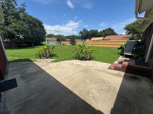 Building Photo - Gulf Breeze - Pineglade - 4 bedroom, 3 bat...