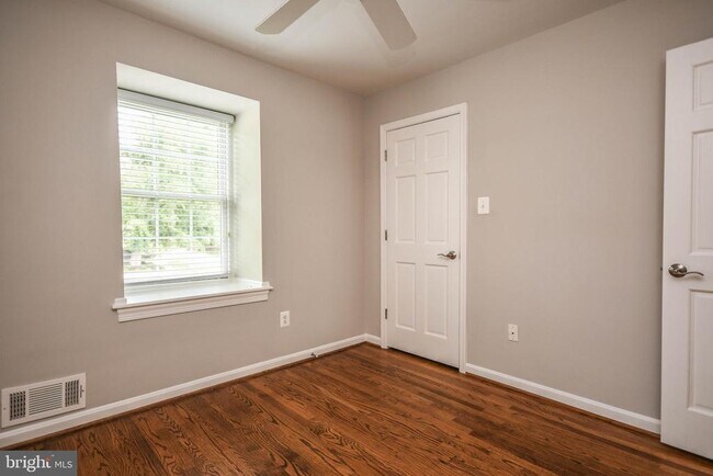 Building Photo - 1211 Vinita Ln