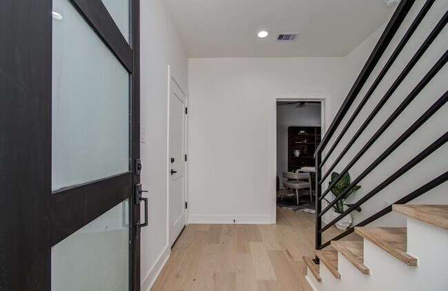 Building Photo - 8702 Ojeman Villas Dr