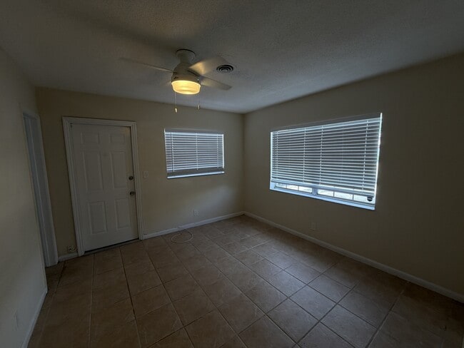 Interior Photo - 316 - Lamplighter LC