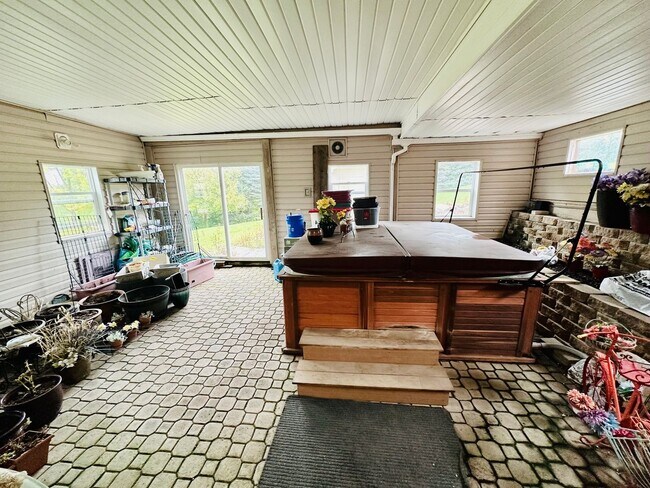 Building Photo - Stunning 6-Bedroom Corner-Lot Home w/ Luxury Finishes & Entertainer’s Layout