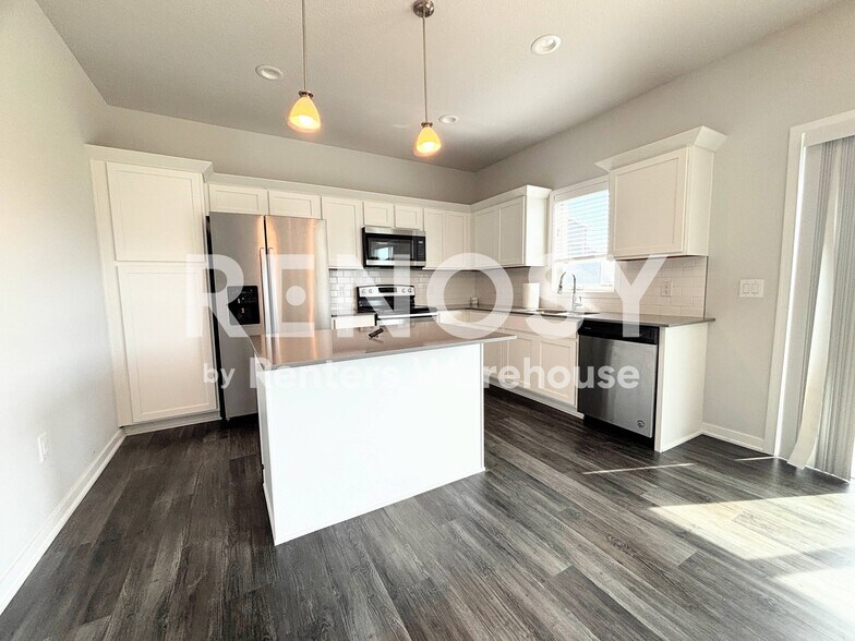 Building Photo - 16620 Oakwood Dr