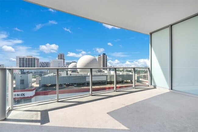 Building Photo - 851 NE 1st Ave