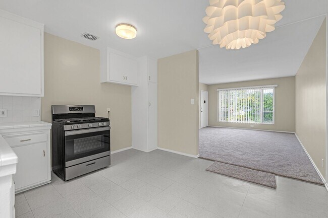 Building Photo - 2 BEDROOMS 1 BATH UNIT IN GREAT LOCATION!!!