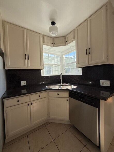 Building Photo - 5854 Arlington Ave