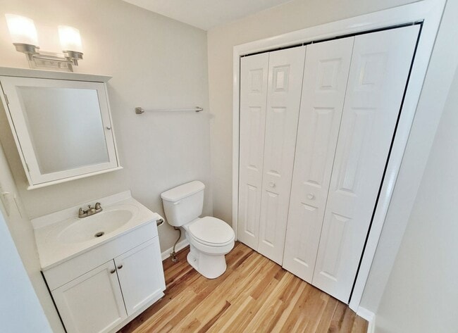Building Photo - 3 Bed / 1-1/5 Bath Single Family Home w/Attached 2-Car Garage