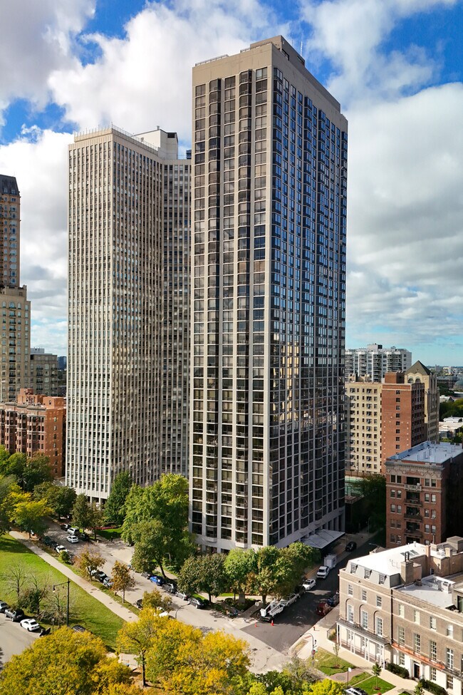 Building Photo - 2650 N Lakeview Ave