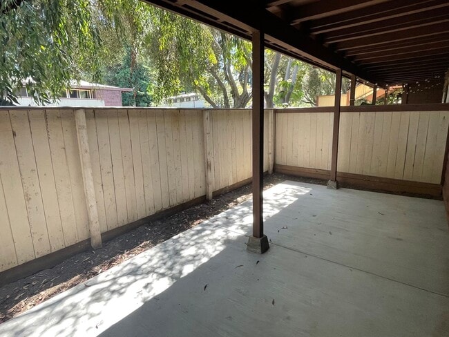 Building Photo - Remodeled 1 Bedroom 1 Bath Condo in Desira...