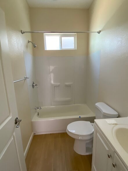 Full bathroom - 371 Douglas St