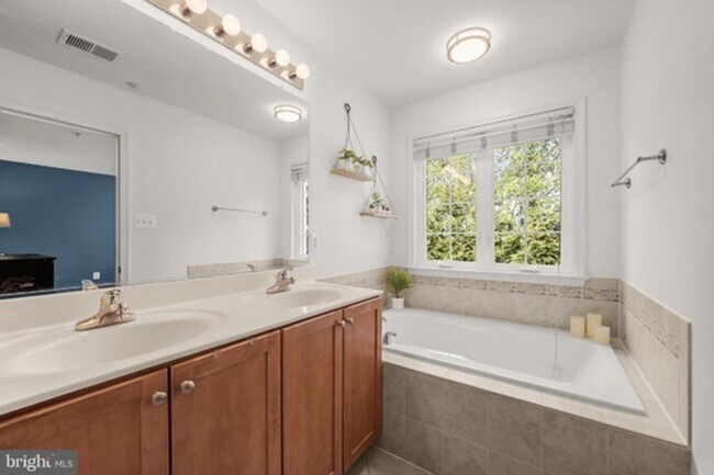 Building Photo - Gorgeous End of Group Owings Mils 3bd/2.5ba w/ A/C, W/D, and Modern Amenities! Available now!