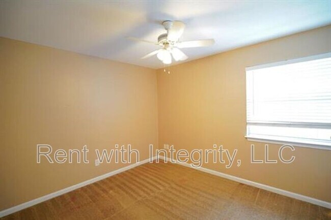 Building Photo - 2186 Timberwood Cir N
