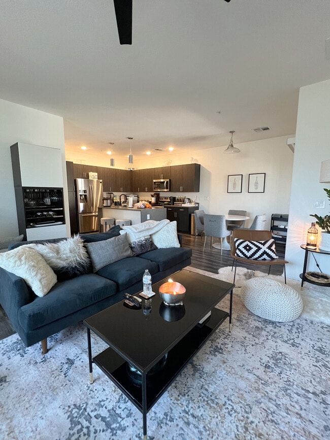 Primary Photo - 2337 E Huntington Dr