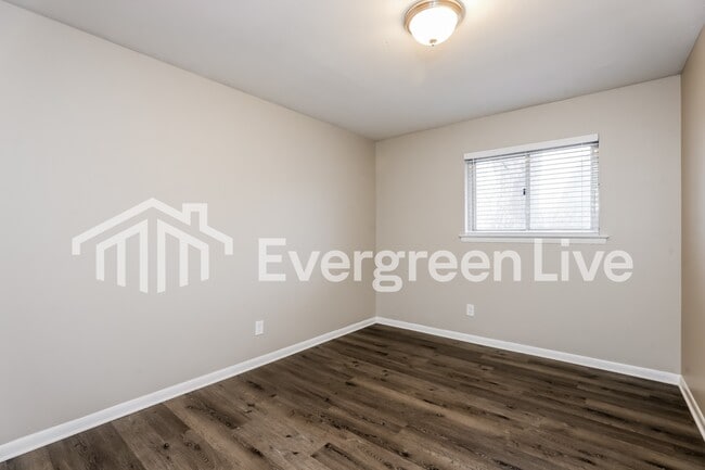 Building Photo - 9538 Vinewood Dr