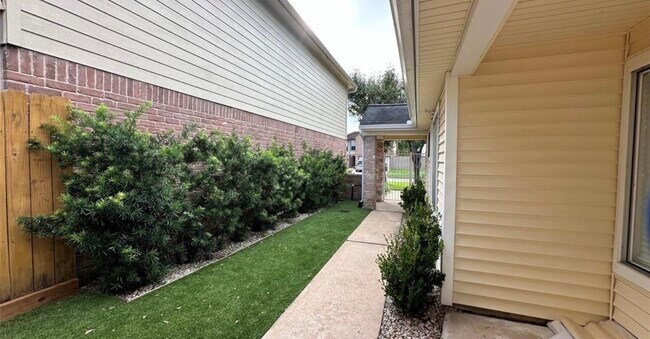 Building Photo - 4626 Green Trail Dr