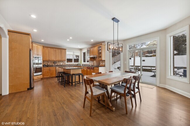 Building Photo - 613 Lakeside Dr