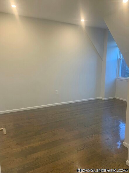 Building Photo - 1406 Beacon St