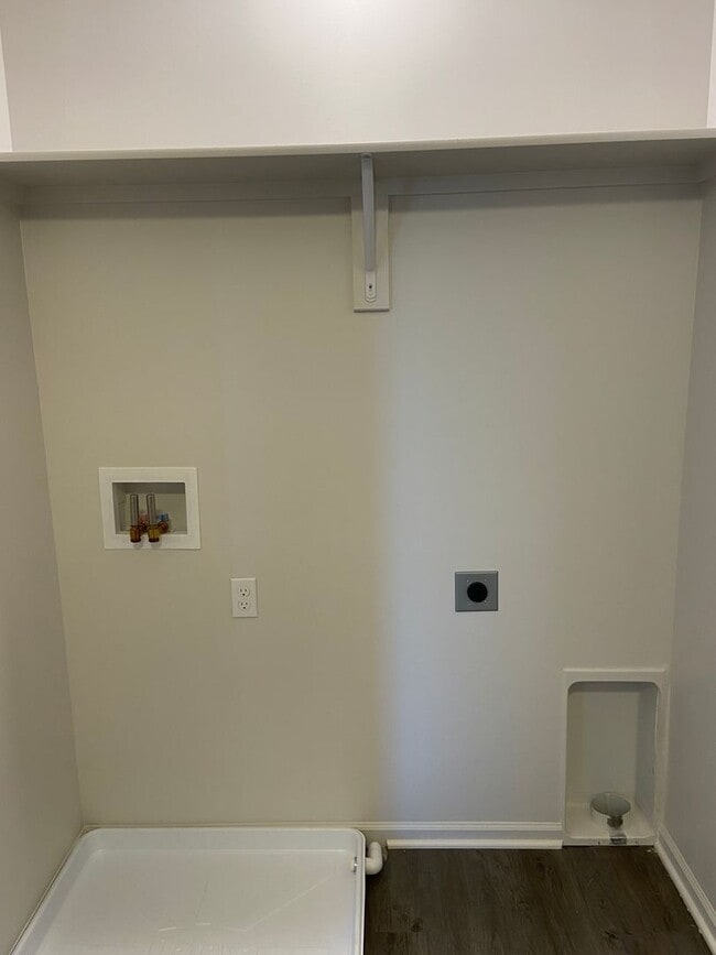 Building Photo - Now Preleasing! Comfortable Three Bedroom | Two and a Half Bath Home in Oak Woods
