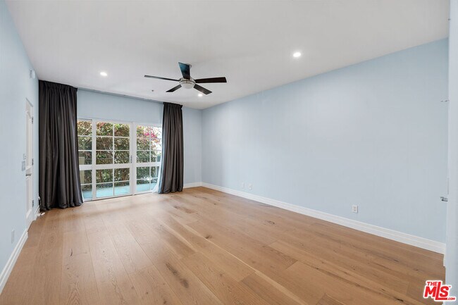 Building Photo - 851 N San Vicente Blvd