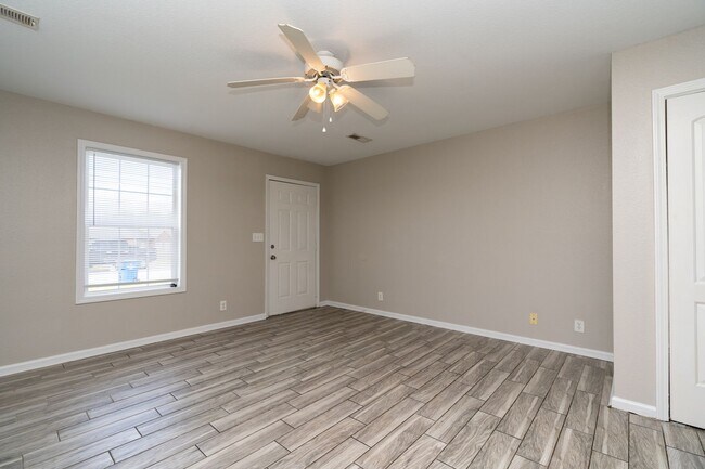 Building Photo - 137 Maureen Dr