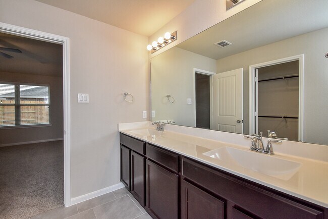 Building Photo - 1427 Central Heights Dr