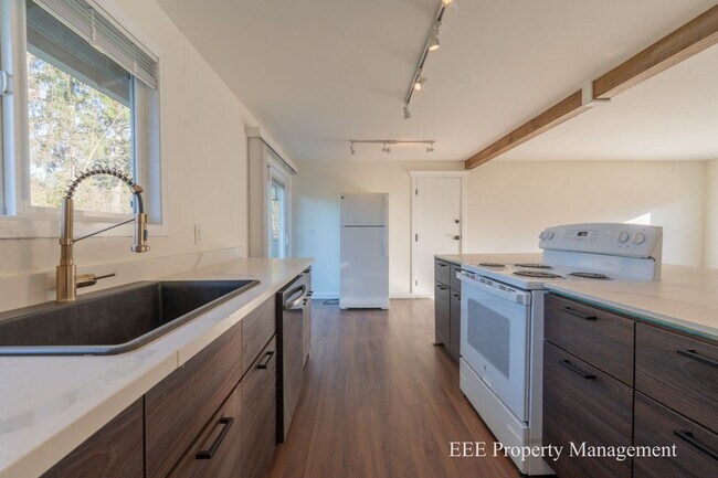 Building Photo - Cozy Redmond Rambler ready for move in NOW