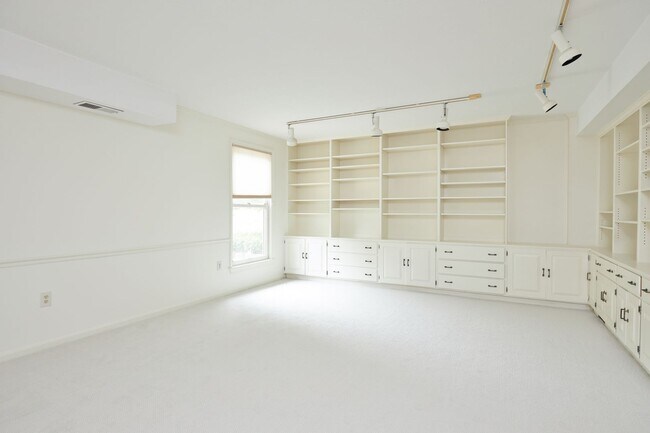 Building Photo - Sparkling and Spacious