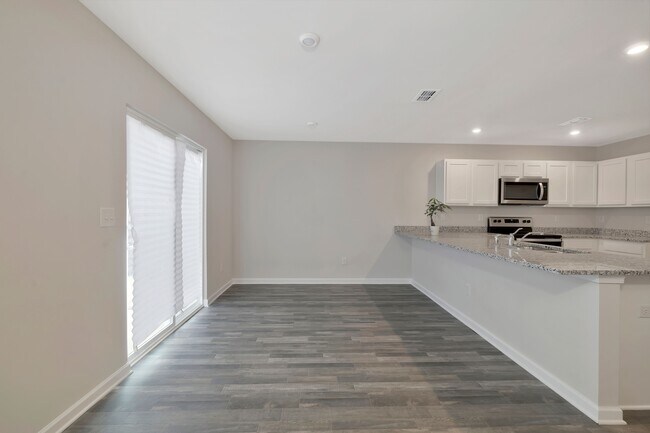 Peninsula can seat 5 - 1519 Hollins Dr