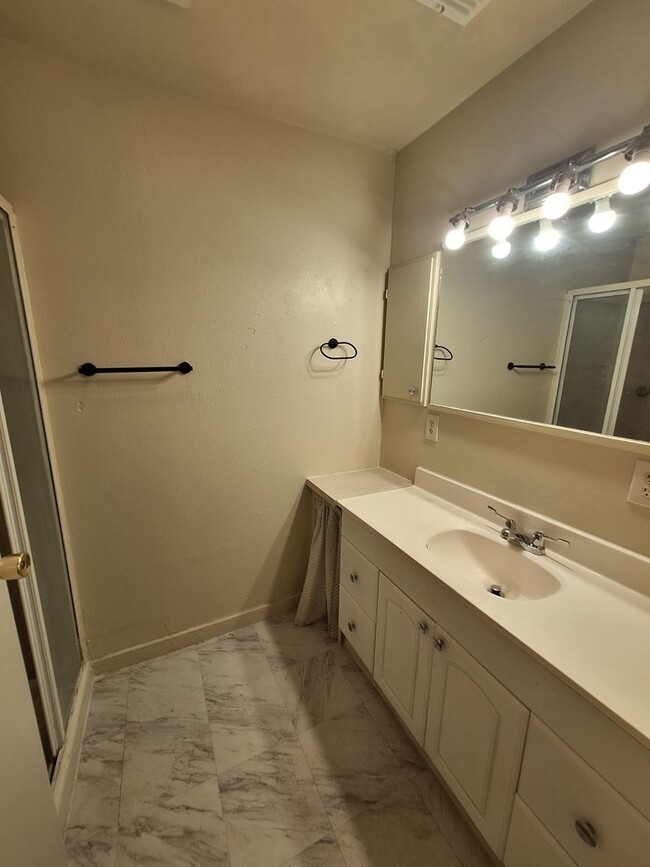 Building Photo - 4 Bedroom, 2 Bath in Clyde!