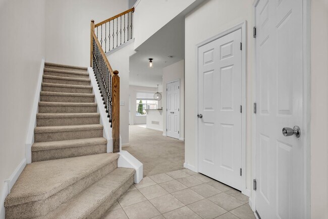 Building Photo - 3 bedroom Townhouse