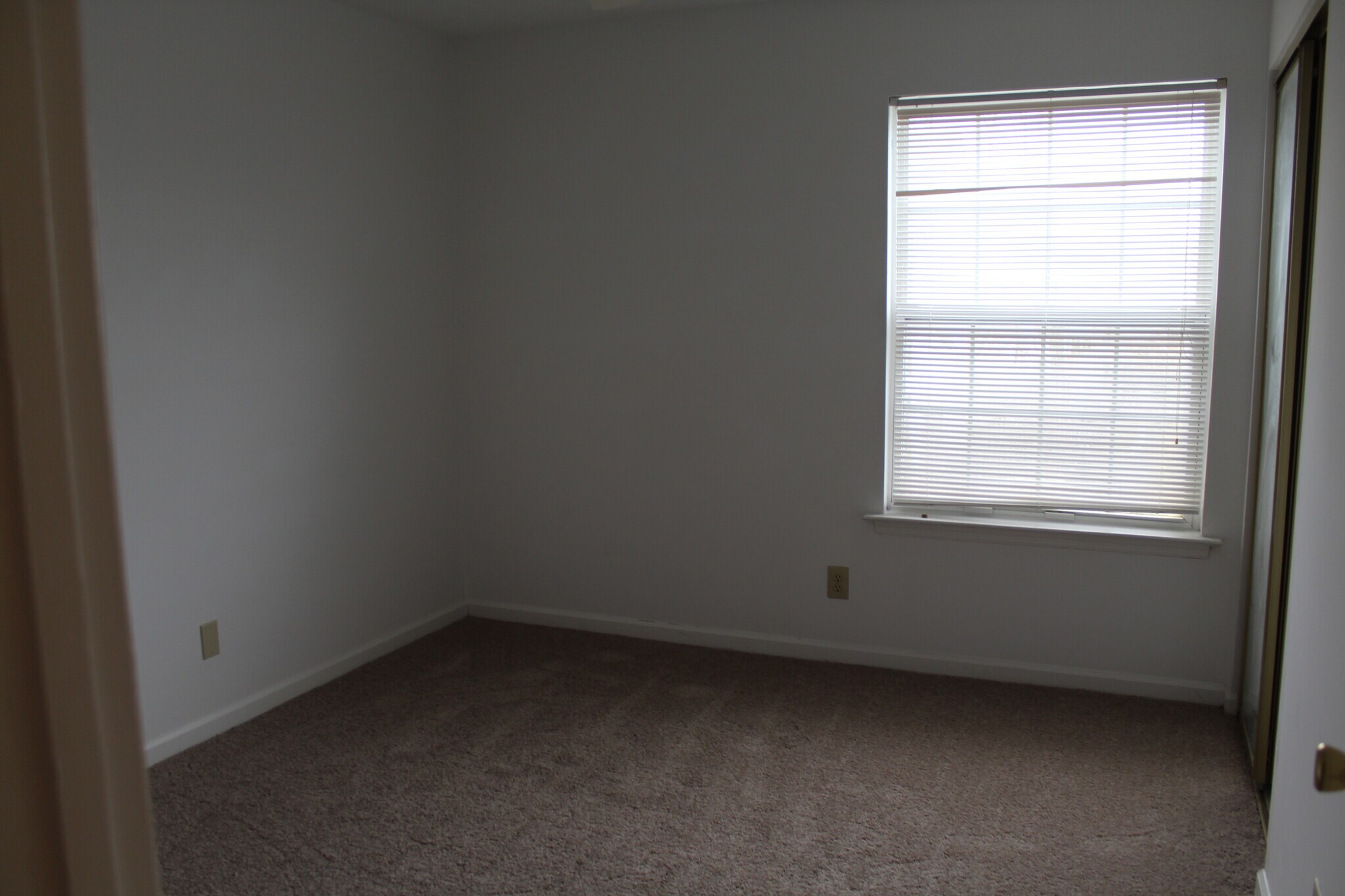 Building Photo - 2225 Huntingdon Dr