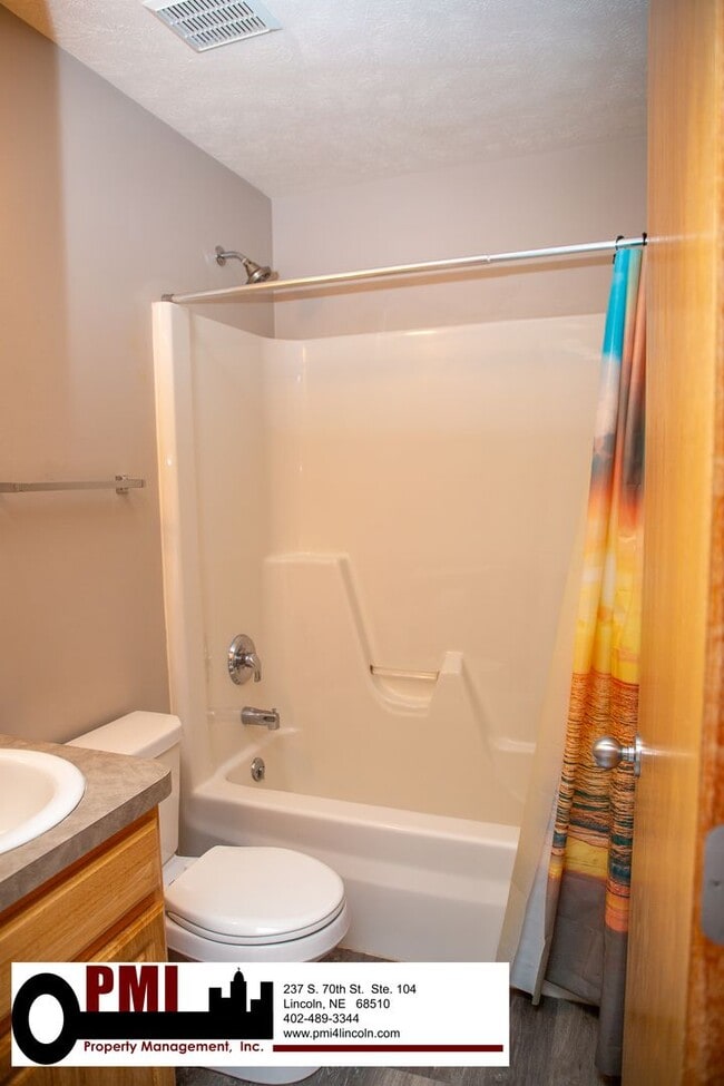 Building Photo - 3 Bedroom and 3 Bathroom Duplex. Available...