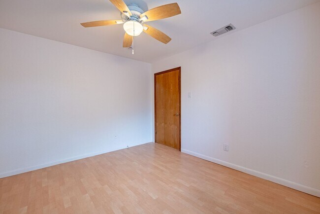 Building Photo - Beautiful 2 Bedrooms, 1.5 BathroomS home in Gateway Condominiums!!!
